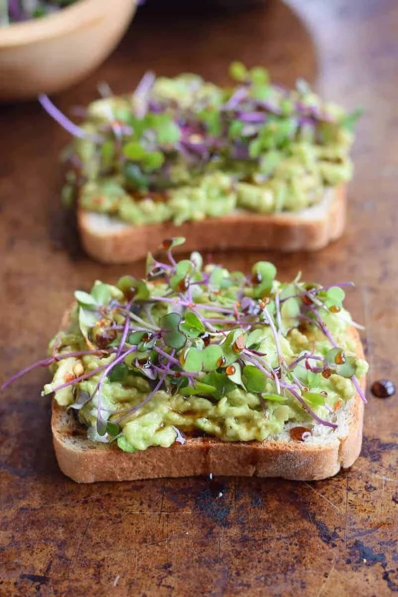 Tostadas de palta con microverduras
