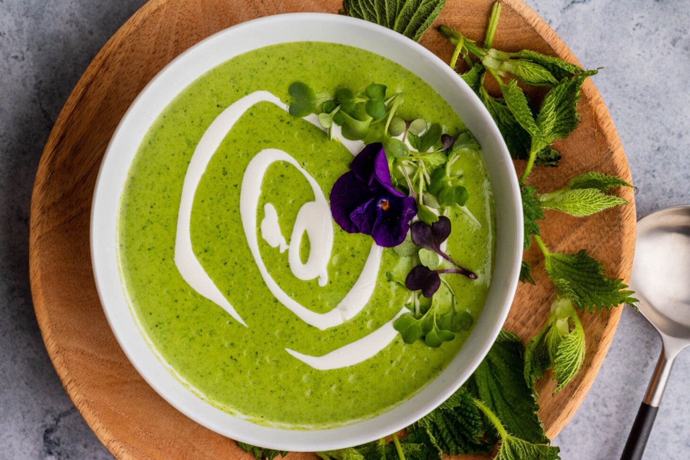 Crema verde con microverduras y flor comestible