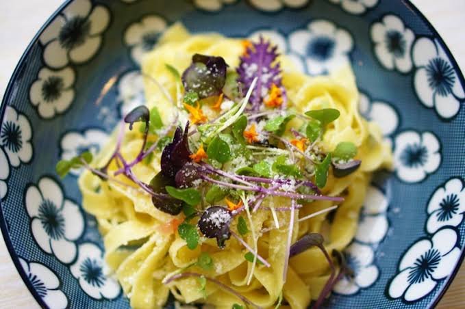Pasta fresca con microverduras y flores